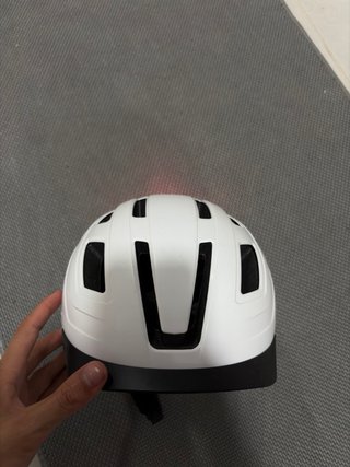 Casco para bicicleta con luz trasera