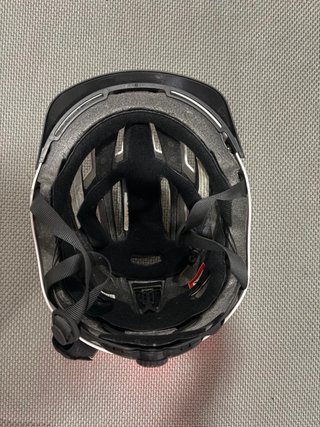 Casco para bicicleta con luz trasera