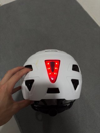 Casco para bicicleta con luz trasera