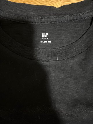 Camiseta Gap Negra con Estampado Multicolor
