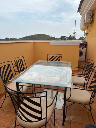 Mesa de terraza con sillas