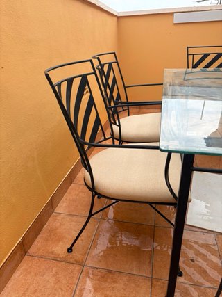 Mesa de terraza con sillas
