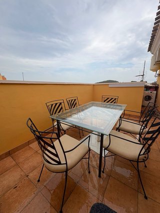 Mesa de terraza con sillas
