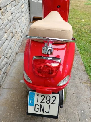Vespa LX125 Roja Scooter