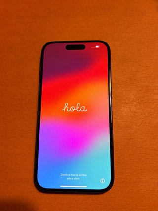 iPhone 15 con funda y cargador