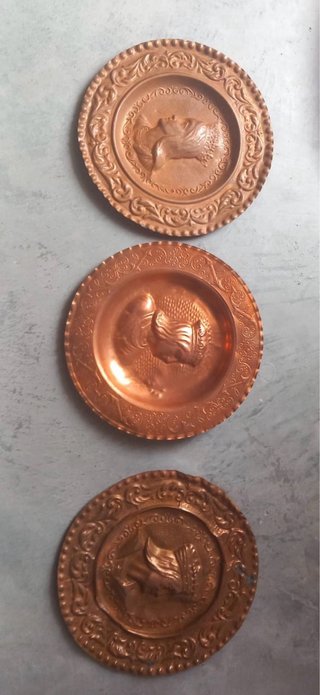 Platos de cobre repujado decorativos