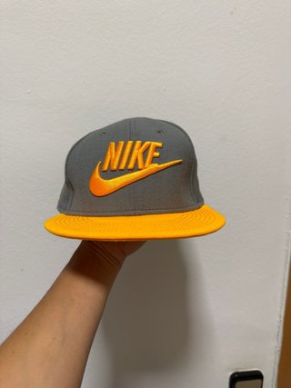 Gorra Nike Gris y Naranja