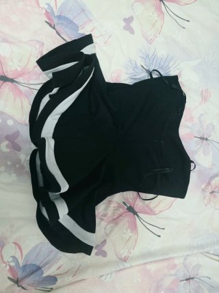 Top Peplum Negro con Tiras y Raya Blanca