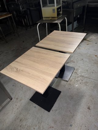 Mesas Terraza Madera y Metal a 25€ cada hay 2