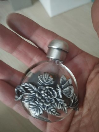 Set di 3 bottiglie di profumo in cristallo con cesta