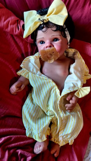 reborn silicona piel negrita con pelo negro rizado