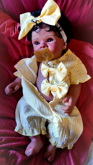 reborn silicona piel negrita con pelo negro rizado