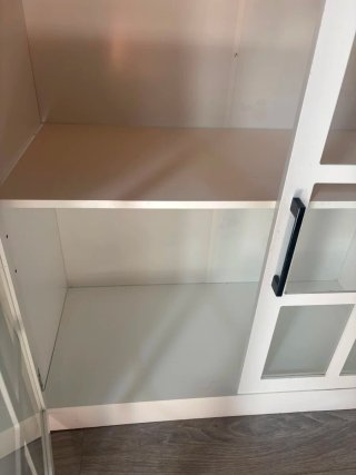 Alacena de madera con puerta de cristal