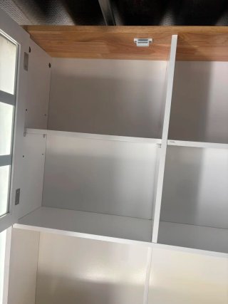 Alacena de madera con puerta de cristal