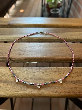 Collar Miyuki rosa y negro con corazones plateados