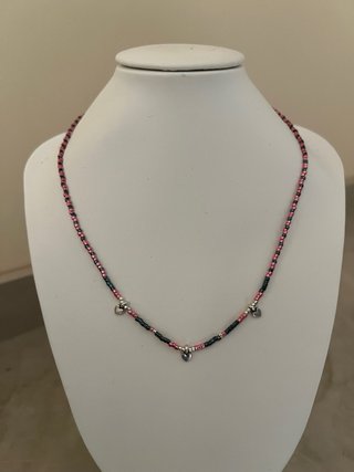 Collar Miyuki rosa y negro con corazones plateados