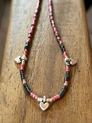 Collar Miyuki rosa y negro con corazones plateados