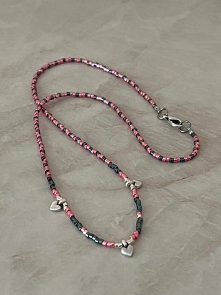Collar Miyuki rosa y negro con corazones plateados