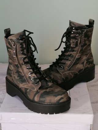 Botines Guess militar + regalo
