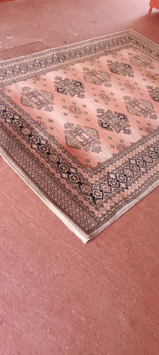 Alfombra rosa y marrón de tela