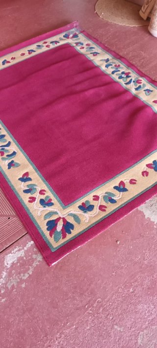 Alfombra rosa y marrón de tela