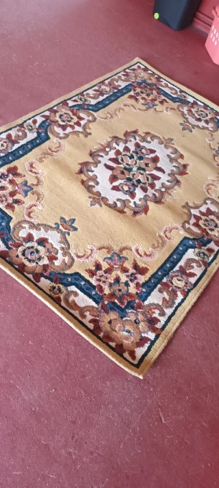Alfombra rosa y marrón de tela