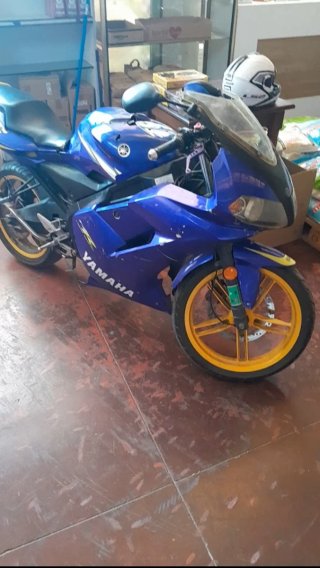 Yamaha TZR azul y amarilla