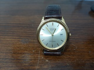 Reloj Citizen de vestir  dorado  correa  marrón