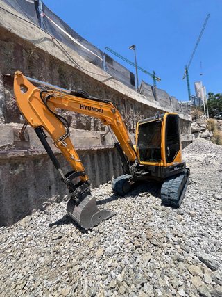 Excavadora Hyundai Robex 60CR-9 con martillo