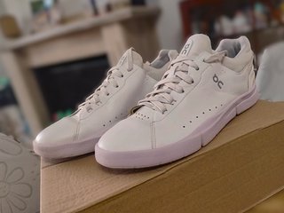 sneaker ON on running the Roger Federer advancer