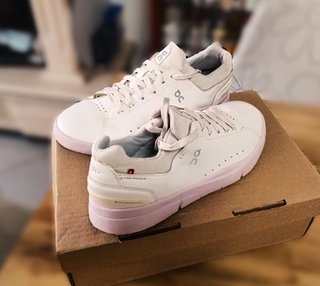 sneaker ON on running the Roger Federer advancer