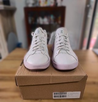 sneaker ON on running the Roger Federer advancer