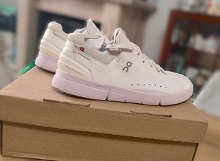 sneaker ON on running the Roger Federer advancer