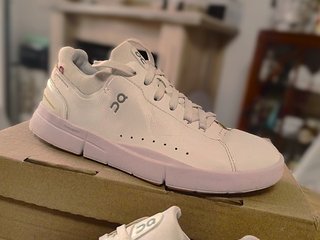 sneaker ON on running the Roger Federer advancer