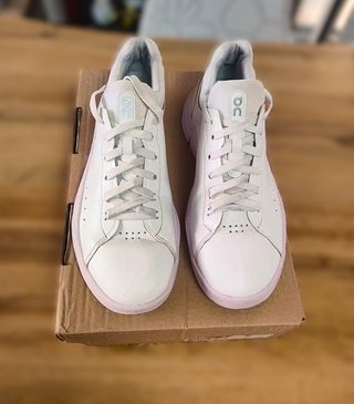 sneaker ON on running the Roger Federer advancer