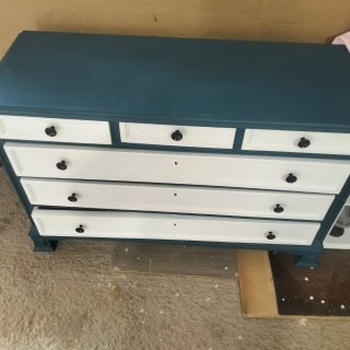 Cómoda de madera azul y blanca