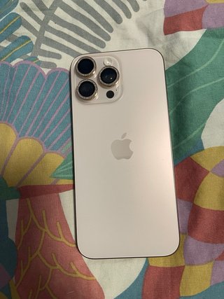 iPhone 16 Pro Max Titanio Dorado/Gris.
