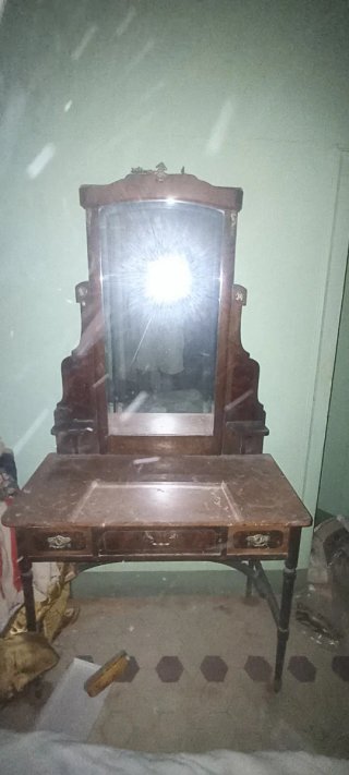 Mesa antigua redonda