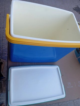 Nevera azul con tapa verde