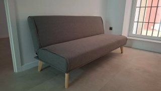 Sofá-cama gris tela y madera