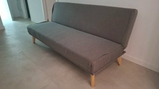 Sofá-cama gris tela y madera