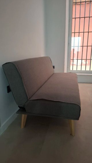 Sofá-cama gris tela y madera
