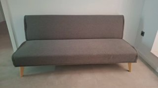Sofá-cama gris tela y madera