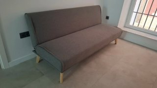 Sofá-cama gris tela y madera