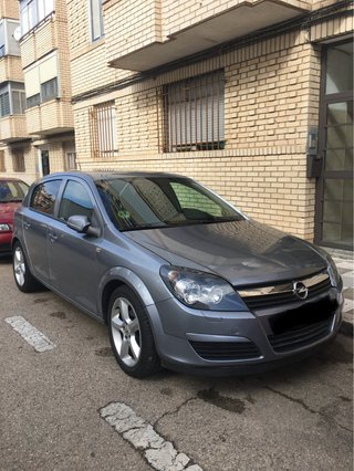Rejilla  central del Parachoques Opel Astra H