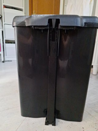 Cubo de basura con pedal