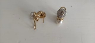 Pendientes dorados con perlas y brillantes