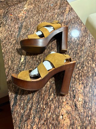 Sandalias Gloria Ortiz color mostaza