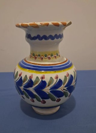 Jarrón de cerámica blanco y multicolor