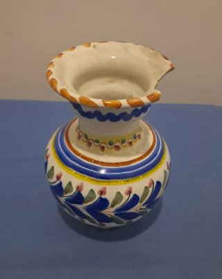 Jarrón de cerámica blanco y multicolor